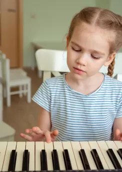 çocuklar için piyano eğitimi