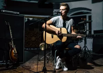 Gitar Her Yaşta Öğrenilir Mi? – Gitar Çalmanın Yaşı Var Mı?