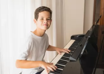 10 Yaş Piyano Eğitimi Nasıl Olmalı? – Müzikle Başarıları Artsın