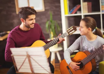 14 Yaş Gitar Eğitimi Nasıl Olmalı? – Müzikle Tanışan Çocuklar Daha Mutlu!