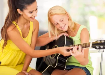 15 Yaş Gitar Eğitimi - Yaşamlarında Müziğe Yer Açın!