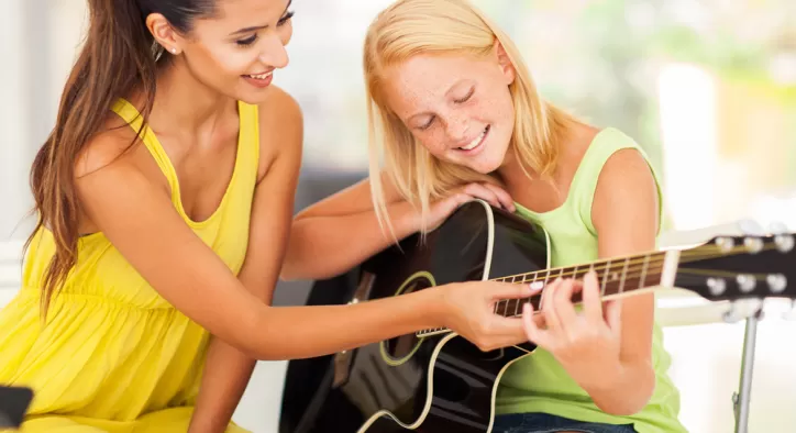 15 Yaş Gitar Eğitimi - Yaşamlarında Müziğe Yer Açın!
