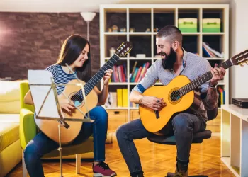 17 Yaş Gitar Eğitimi – Müzikle Tanışmanın Tam Zamanı!