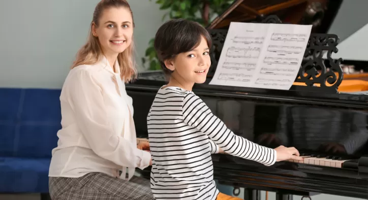 5 Yaş Piyano Eğitimi Nasıl Olmalı? – Başarılı Çocuklar Piyano Eğitimi Alır!