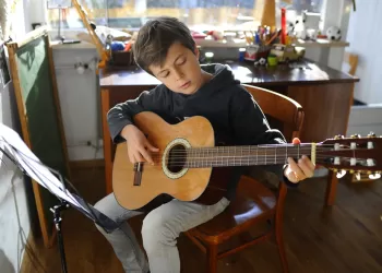 8 Yaş Gitar Eğitimi Nasıl Olmalı?