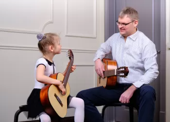 Ücretsiz Çocuk Gitar Kursu Faydalı Olur mu?