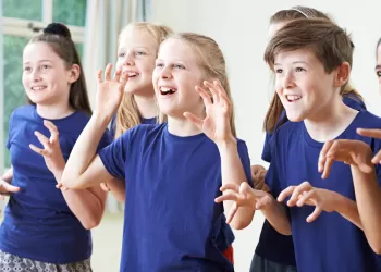 12 Yaş Oyunculuk Kursu – Çocuğunuzun Taklit Yeteneğini Geliştirin!