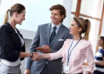 İyi Bir İlk İzlenim Bırakmanın Yolları Nelerdir?