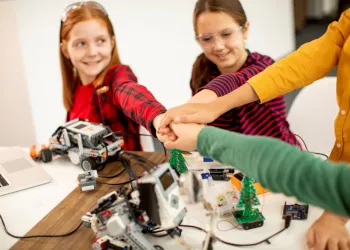 Yaz Kampı ile Yaz Okulu Arasındaki Farklar: Hangisi Daha İyi?