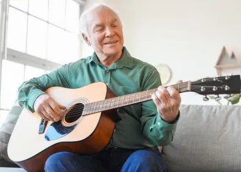 Yetişkinler İçin Gitar Öğrenmek Zor Mu? Geç Yaşta Başlanır Mı?