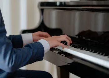 Başlangıç İçin Hangi Piyano Alınmalı? Akustik vs Dijital