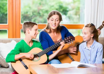 Çocuklar İçin Gitar Kursu Seçimi: Minik Parmaklara En Doğru Rehber