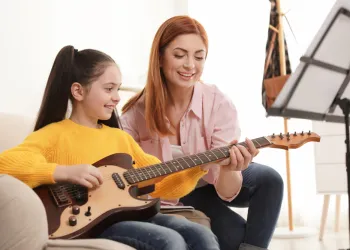 Çocuklar İçin Gitar Kursuna Kaydol: Minik Parmaklar, Büyük Hayaller!