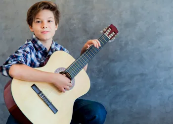 Çocukların Gitar Öğrenmeye Başlama Yaşı Kaç Olmalı? İdeal Yaş Nedir?