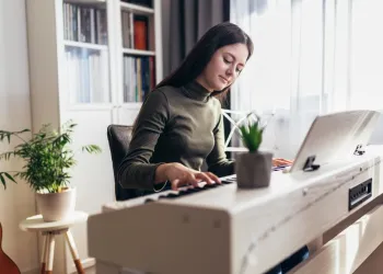 Evde Piyano Nasıl Çalışılır? Kurs Dışında Verimli Pratik İpuçları