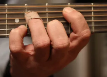 Gitar Çalarken Parmak Acısını Azaltmak İçin Ne Yapmalı?