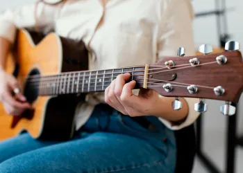 Gitar Çalarken Doğru Duruş ve Tutuş Teknikleri Neden Önemli?