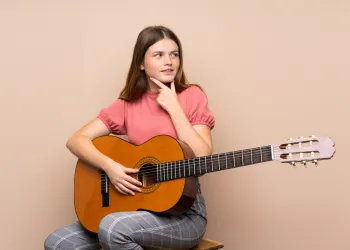 Kendi Kendine Gitar Öğrenmek mi, Kursa Gitmek mi? Artıları ve Eksileri