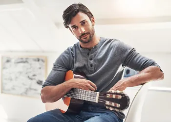 Gitar Öğrenmek İçin Hangi Yaş Uygun? Yaş Bir Engel Mi, Avantaj Mı?