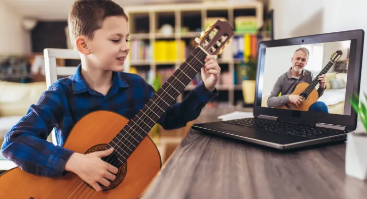 Online Gitar Kursu mu Yüz Yüze mi? Size En Uygun Öğrenme Yolu Hangisi?