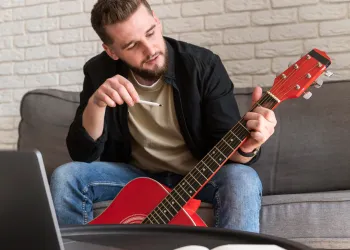 Solaklar İçin Gitar Kursu Farklı Mı? Solak Gitar Nasıl Çalınır?